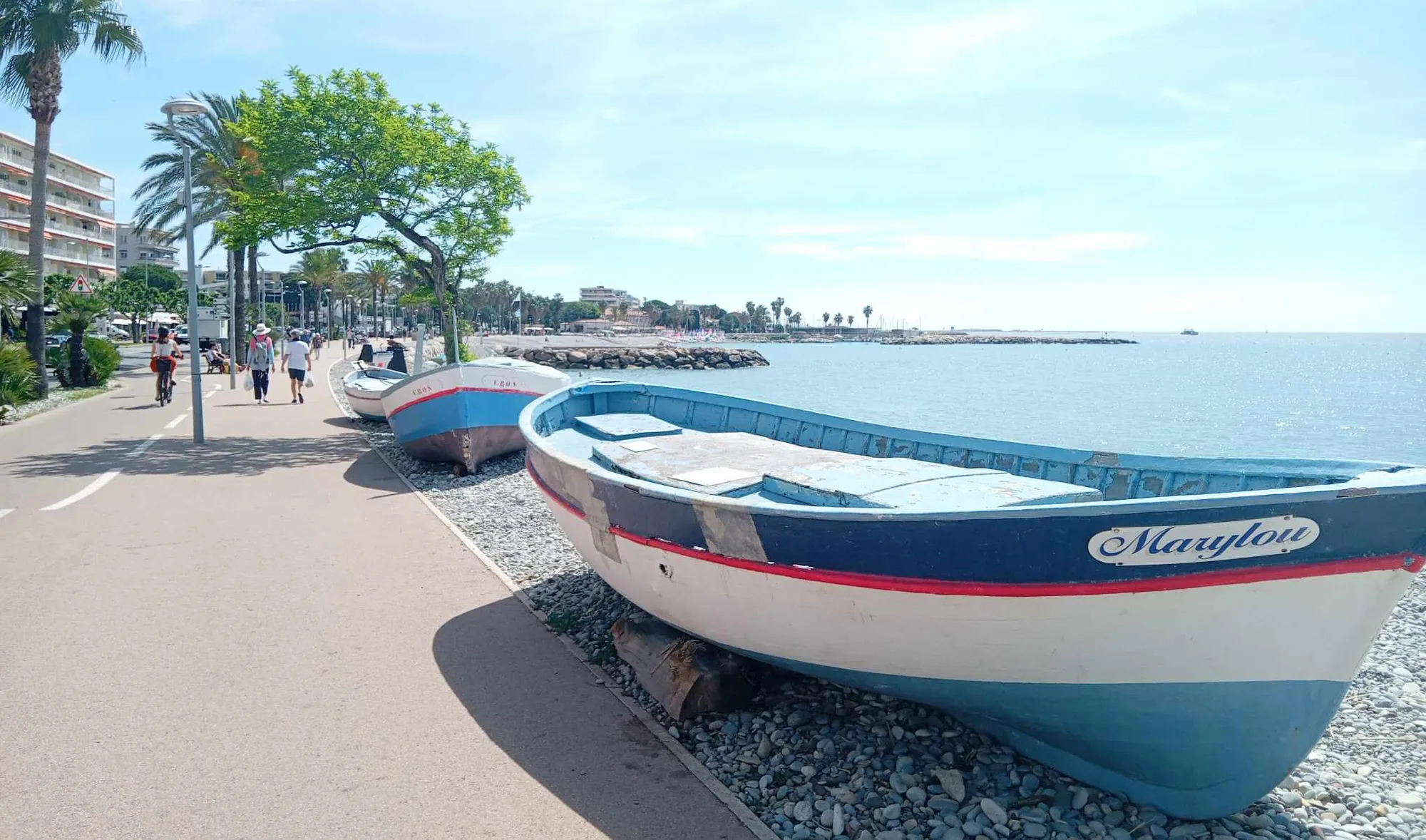 Barque de pêcheur sur la promenade du bord de mer au Cros de Cagnes