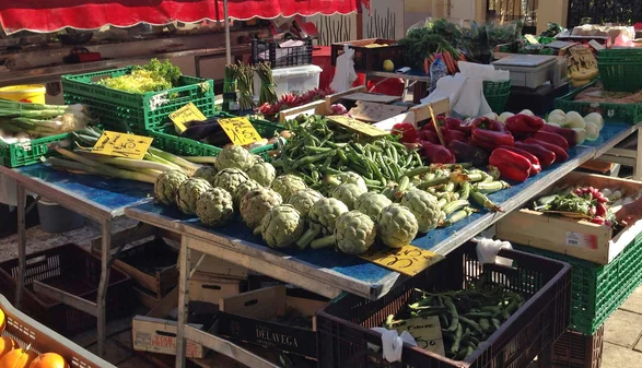 Étal de fruits et légumes au marché du Cros de Cagnes