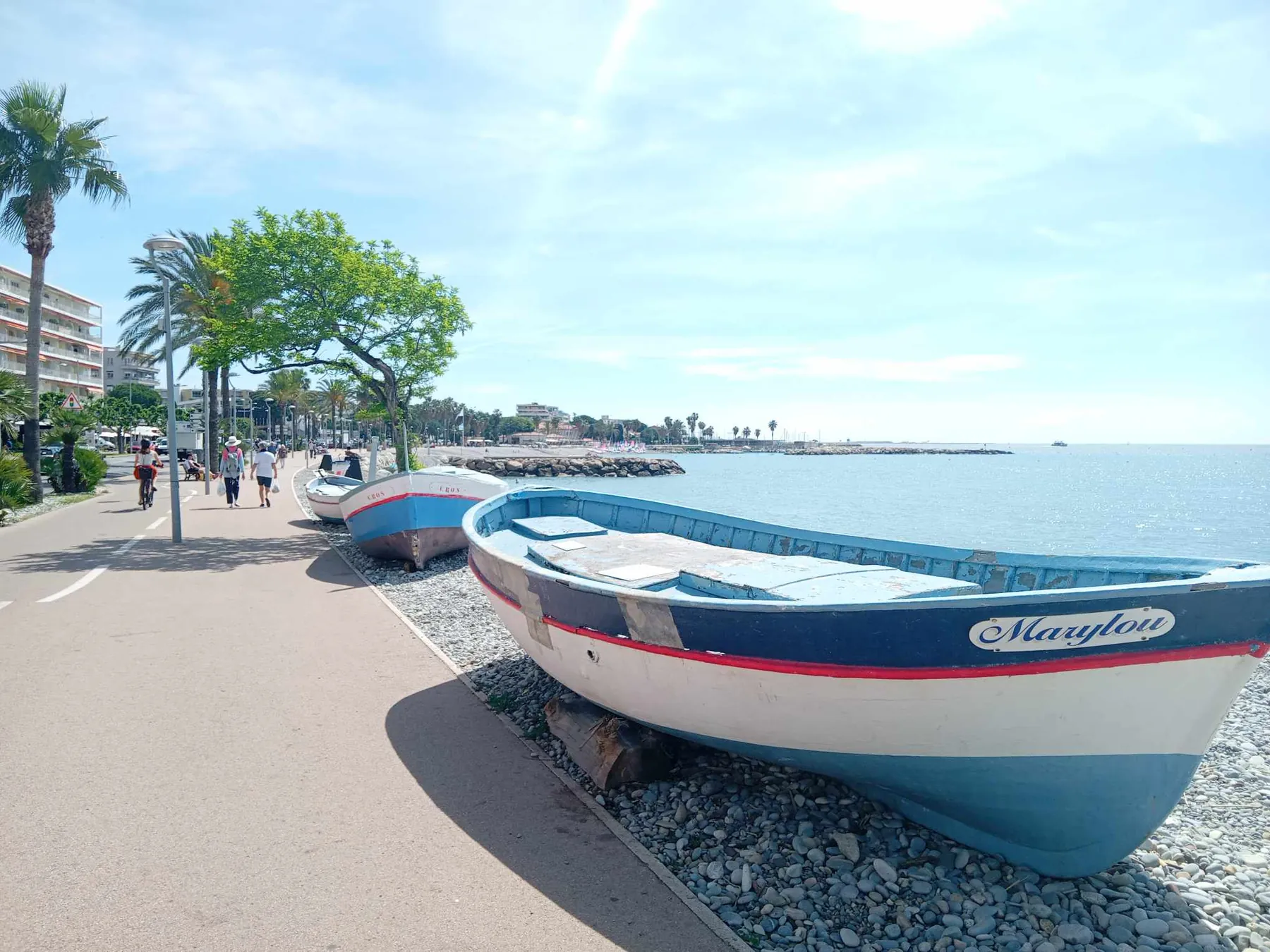 Promenade du bord de mer et barque à Cagnes-sur-Mer