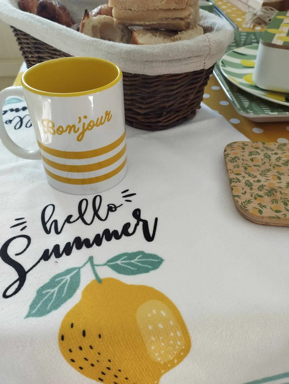 Tasse « Bonjour » sur la table du petit-déjeuner