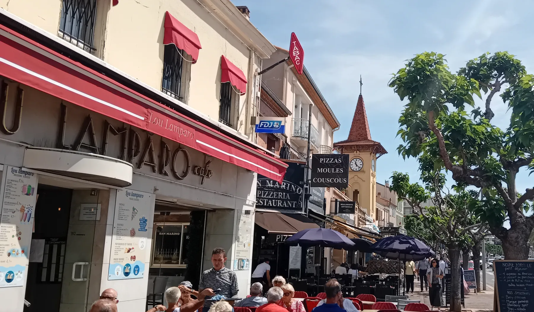 Terrasses de cafés et clocher du Cros de Cagnes